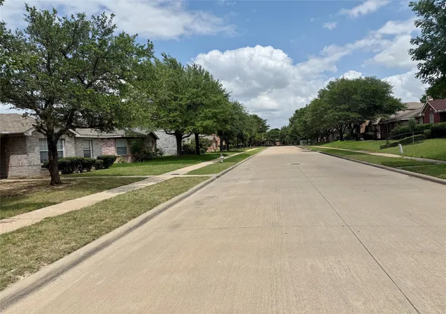 Photo 2 of Sale Pending at 2549 Pilgrim Rest Dr, Dallas, TX 75237 | MLS# 21278834 | Listing updated on 2026-09-25