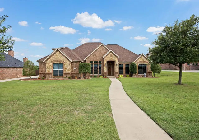 Photo 3 of Single family home for sale at 8230 Glenwick Dr, Waxahachie, TX 75167 | MLS# 21281903 | Listing updated on 2026-09-13