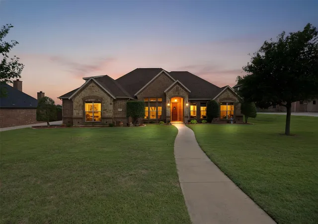 Photo 3 of Single family home for sale at 8230 Glenwick Dr, Waxahachie, TX 75167 | MLS# 21281903 | Listing updated on 2026-09-13