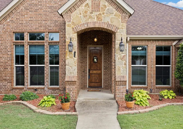 Photo 4 of Single family home for sale at 8230 Glenwick Dr, Waxahachie, TX 75167 | MLS# 21281903 | Listing updated on 2026-09-13