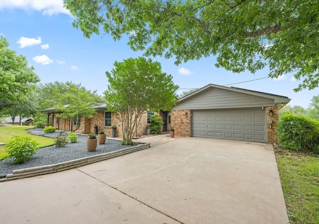 Photo 2 of Single family home for sale at 410 De La Cruz St, Weatherford, TX 76085 | MLS# 21282163 | Listing updated on 2026-09-13