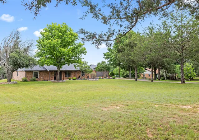 Photo 3 of Single family home for sale at 410 De La Cruz St, Weatherford, TX 76085 | MLS# 21282163 | Listing updated on 2026-09-13