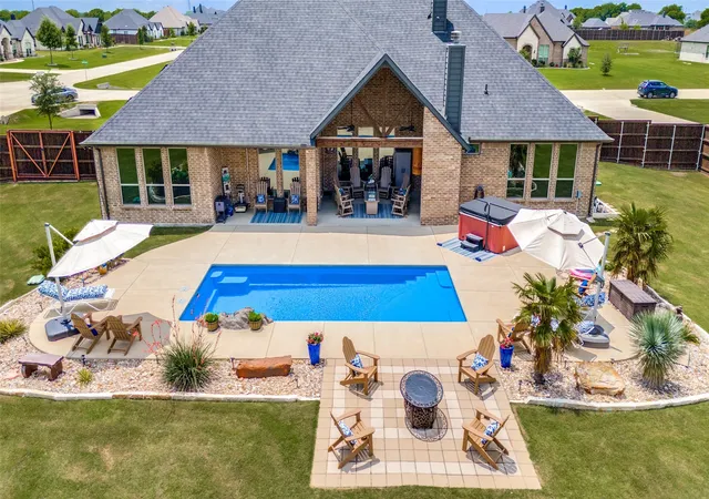 Photo 2 of Sale Pending at 850 Horseshoe Meadows Dr, Waxahachie, TX 75167 | MLS# 21280316 | Listing updated on 2026-08-01