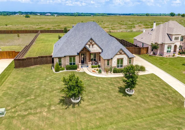 Photo 3 of Sale Pending at 850 Horseshoe Meadows Dr, Waxahachie, TX 75167 | MLS# 21280316 | Listing updated on 2026-08-01