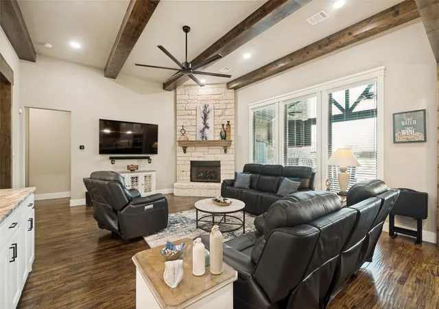 Photo 4 of Sale Pending at 850 Horseshoe Meadows Dr, Waxahachie, TX 75167 | MLS# 21280316 | Listing updated on 2026-08-01