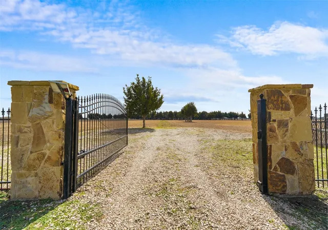 Photo 2 of Land for sale at 710 E Reindeer Rd, Lancaster, TX 75146 | MLS# 21282469 | Listing updated on 2026-09-15