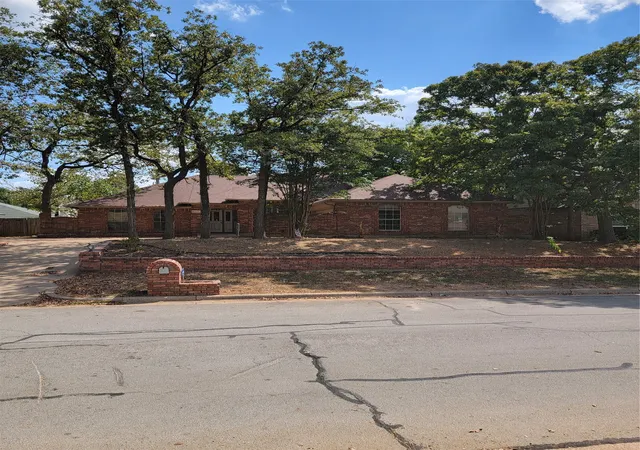 Photo 2 of Single family home for sale at 4904 Saddleback Rd, Arlington, TX 76017 | MLS# 21275402 | Listing updated on 2026-09-10