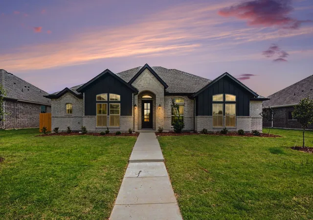 Photo 1 of Sale Pending at 1913 Barrix Ln, De Soto, TX 75115 | MLS# 21282794 | Listing updated on 2026-09-12