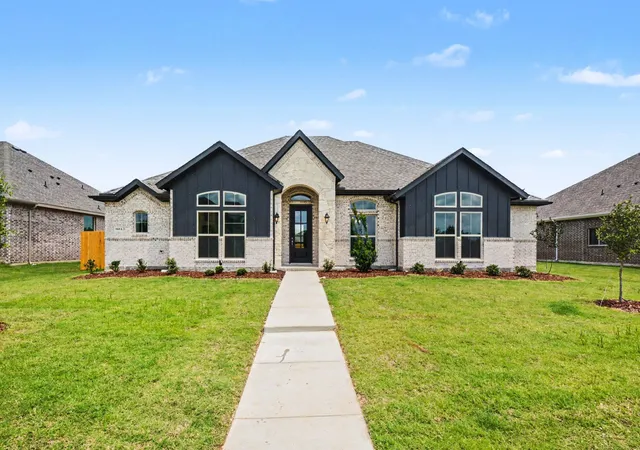 Photo 2 of Sale Pending at 1913 Barrix Ln, De Soto, TX 75115 | MLS# 21282794 | Listing updated on 2026-09-12