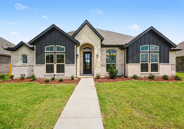 Photo 3 of Sale Pending at 1913 Barrix Ln, De Soto, TX 75115 | MLS# 21282794 | Listing updated on 2026-09-12