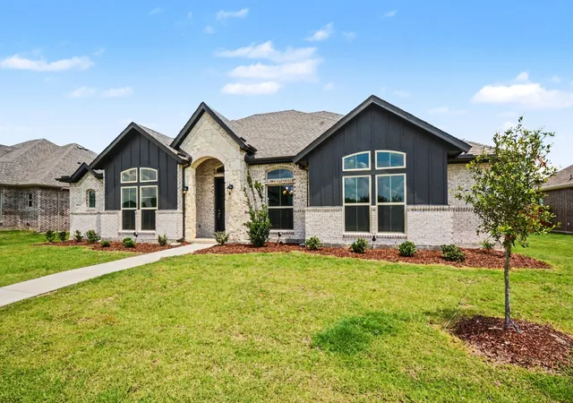 Photo 3 of Sale Pending at 1913 Barrix Ln, De Soto, TX 75115 | MLS# 21282794 | Listing updated on 2026-09-12