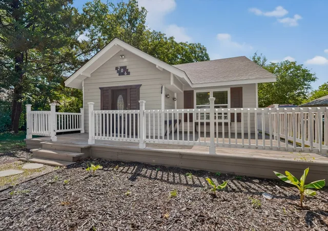 Photo 2 of Sale Pending at 206 Farley St, Waxahachie, TX 75165 | MLS# 21282863 | Listing updated on 2026-09-09
