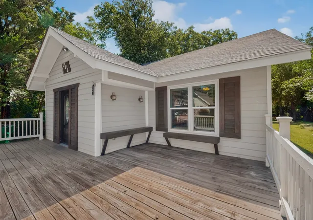 Photo 3 of Sale Pending at 206 Farley St, Waxahachie, TX 75165 | MLS# 21282863 | Listing updated on 2026-09-09