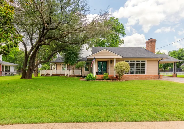 Photo 1 of Single family home for sale at 203 E Umphress St, Van Alstyne, TX 75495 | MLS# 21279271 | Listing updated on 2026-09-10