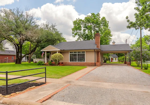 Photo 2 of Single family home for sale at 203 E Umphress St, Van Alstyne, TX 75495 | MLS# 21279271 | Listing updated on 2026-09-10