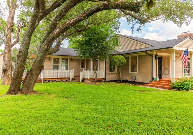 Photo 3 of Single family home for sale at 203 E Umphress St, Van Alstyne, TX 75495 | MLS# 21279271 | Listing updated on 2026-09-10