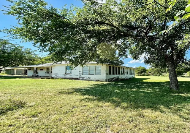 Photo 2 of Single family home for sale at 514 W Roosevelt Ave, Whitney, TX 76692 | MLS# 21283458 | Listing updated on 2026-07-30