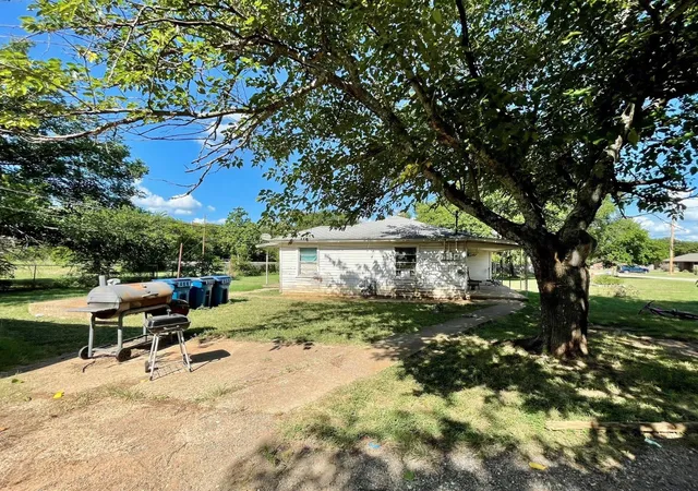 Photo 3 of Single family home for sale at 514 W Roosevelt Ave, Whitney, TX 76692 | MLS# 21283458 | Listing updated on 2026-07-30