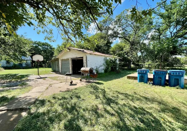 Photo 3 of Single family home for sale at 514 W Roosevelt Ave, Whitney, TX 76692 | MLS# 21283458 | Listing updated on 2026-07-30