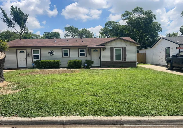 Single family home for sale at 1307 Hadley Dr, Arlington, TX 76011 | MLS# 21283408