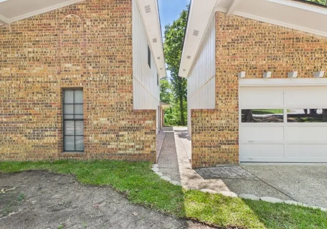 Photo 3 of Sale Pending at 1406 Loma Linda Dr, Athens, TX 75752 | MLS# 21283535 | Listing updated on 2026-10-05