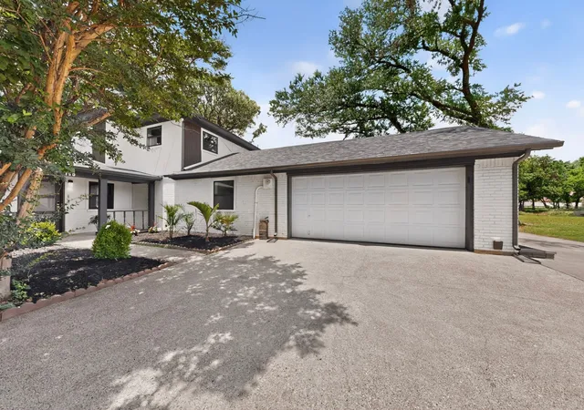 Photo 3 of Single family home for sale at 150 S Woodland Trl, Double Oak, TX 75077 | MLS# 21282216 | Listing updated on 2026-10-01