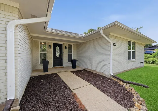 Photo 2 of Single family home for sale at 900 Cortez St, Denison, TX 75020 | MLS# 21283754 | Listing updated on 2026-07-30