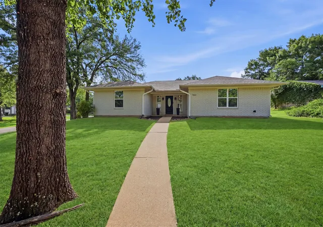 Photo 3 of Single family home for sale at 900 Cortez St, Denison, TX 75020 | MLS# 21283754 | Listing updated on 2026-07-30