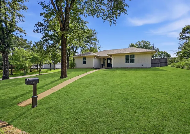 Photo 4 of Single family home for sale at 900 Cortez St, Denison, TX 75020 | MLS# 21283754 | Listing updated on 2026-07-30