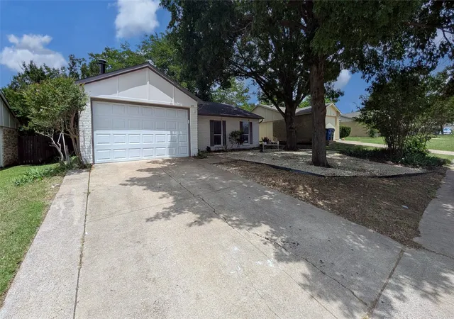 Photo 3 of Sale Pending at 533 Fairhaven Dr, Allen, TX 75002 | MLS# 21284005 | Listing updated on 2026-07-29