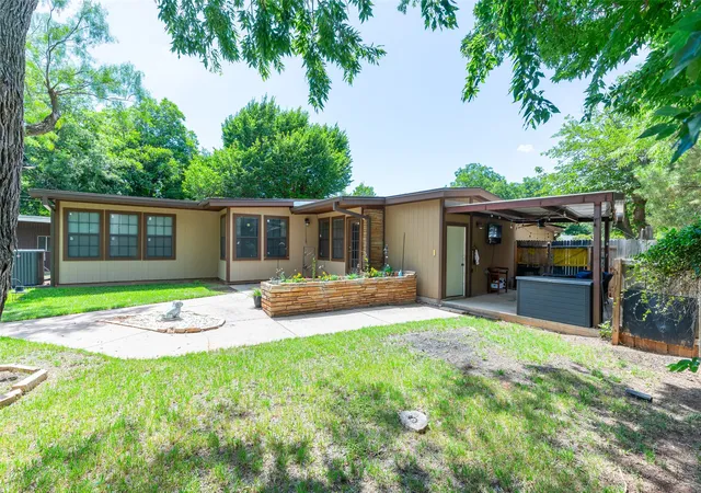 Photo 2 of Single family home for sale at 109 Circle Of Holly, Abilene, TX 79605 | MLS# 21281225 | Listing updated on 2026-09-29