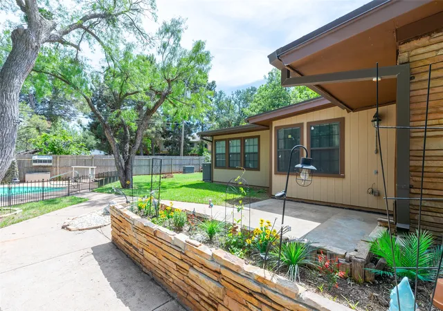 Photo 4 of Single family home for sale at 109 Circle Of Holly, Abilene, TX 79605 | MLS# 21281225 | Listing updated on 2026-09-29