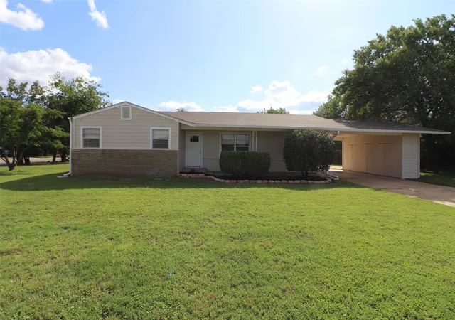 Photo 4 of Sale Pending at 1909 7Th St, Brownwood, TX 76801 | MLS# 21268789 | Listing updated on 2026-07-29