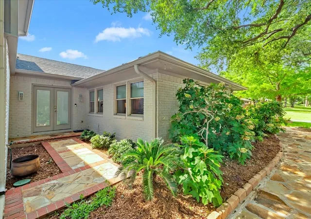 Photo 3 of Sale Pending at 1943 Camelot Dr, Grapevine, TX 76051 | MLS# 21283699 | Listing updated on 2026-09-08