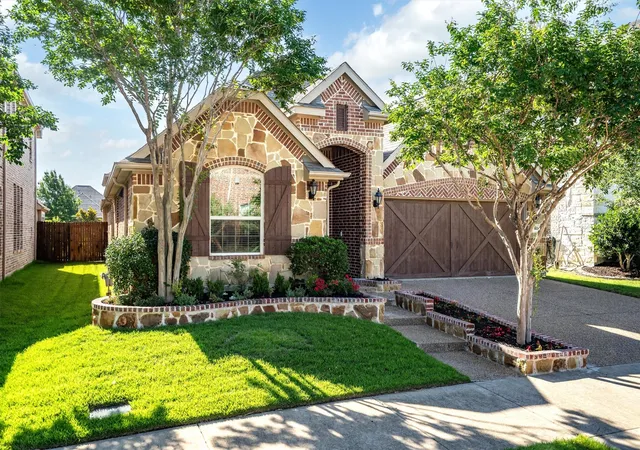 Photo 2 of Single family home for sale at 604 Satinwood Ln, Euless, TX 76039 | MLS# 21282802 | Listing updated on 2026-09-30