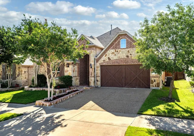 Photo 3 of Single family home for sale at 604 Satinwood Ln, Euless, TX 76039 | MLS# 21282802 | Listing updated on 2026-09-30