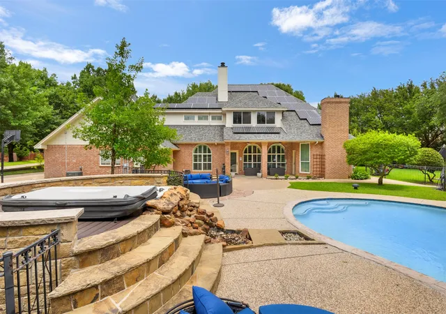 Photo 3 of Mansion for sale at 8 Park Pl, Mansfield, TX 76063 | MLS# 21285218 | Listing updated on 2026-10-20