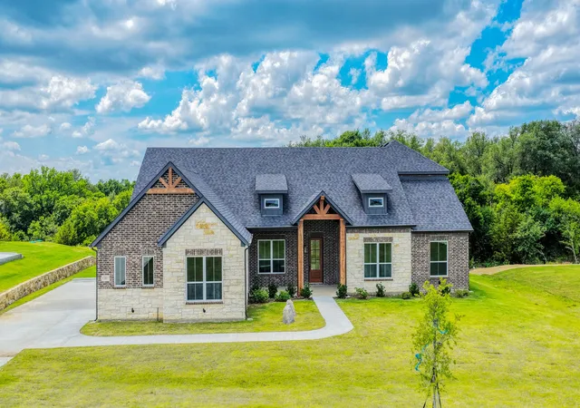 Photo 1 of Single family home for sale at 2001 Woodland Rd, Weatherford, TX 76088 | MLS# 21283729 | Listing updated on 2026-09-09