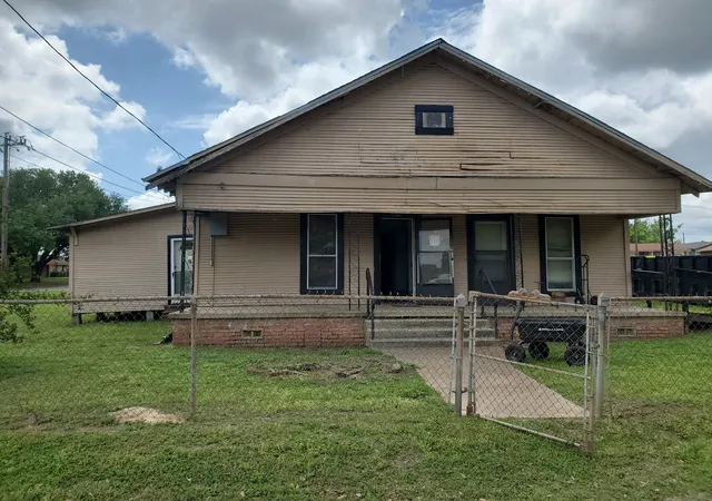Single family home for sale at 414 Barker St, Athens, TX 75751 | MLS# 21285280