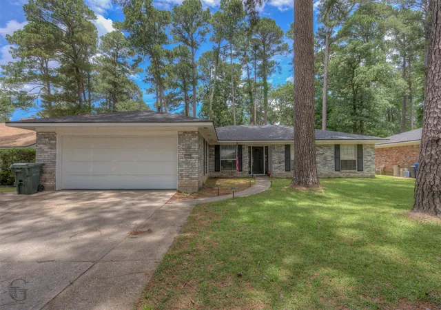 Photo 2 of Sale Pending at 3326 Warwick Dr, Shreveport, LA 71118 | MLS# 21285548 | Listing updated on 2026-09-11