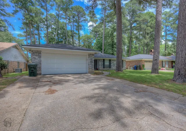 Photo 3 of Sale Pending at 3326 Warwick Dr, Shreveport, LA 71118 | MLS# 21285548 | Listing updated on 2026-09-11