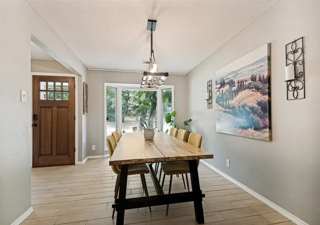 Photo 2 of Single family home for sale at 805 Live Oak Ln, Arlington, TX 76012 | MLS# 21285599 | Listing updated on 2026-09-09