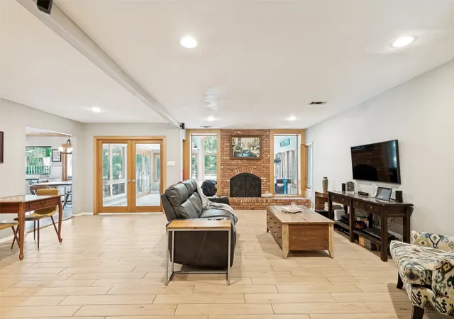 Photo 3 of Single family home for sale at 805 Live Oak Ln, Arlington, TX 76012 | MLS# 21285599 | Listing updated on 2026-09-09