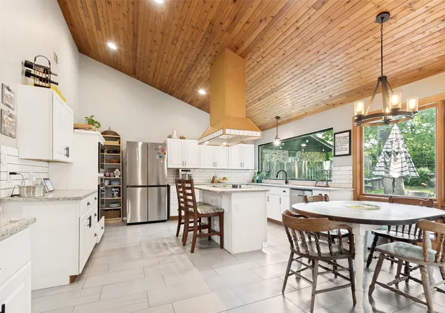 Photo 4 of Single family home for sale at 805 Live Oak Ln, Arlington, TX 76012 | MLS# 21285599 | Listing updated on 2026-09-09