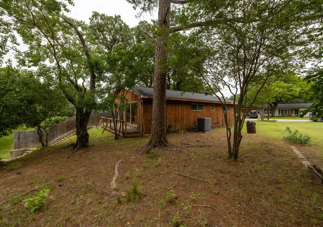 Photo 4 of Single family home for sale at 1512 Pecos Trail Ct, Granbury, TX 76048 | MLS# 21285543 | Listing updated on 2026-09-10