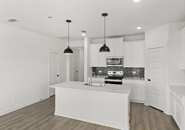 Photo 4 of Sale Pending at 104 Morning Dew Dr, Willow Park, TX 76008 | MLS# 21285695 | Listing updated on 2026-09-13