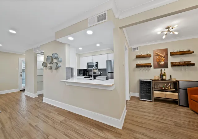 Listing Photo 4 - Condo for sale in building located at 5904 Sandhurst Ln, Dallas, TX 75206 - Unit #145