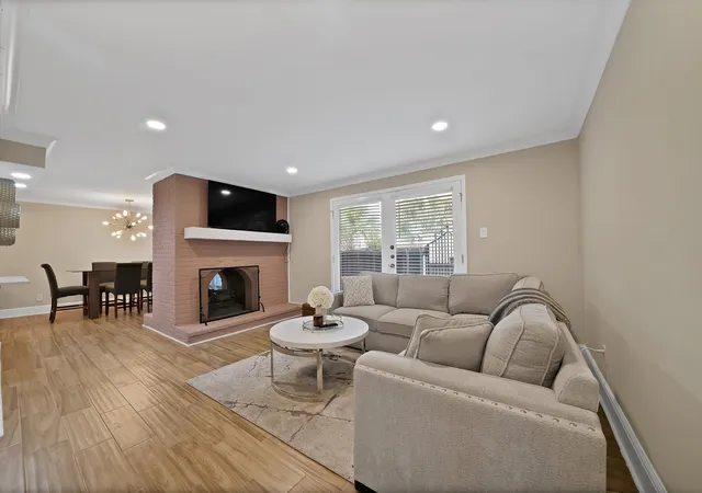 Listing Photo 5 - Condo for sale in building located at 5904 Sandhurst Ln, Dallas, TX 75206 - Unit #145