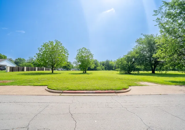 Photo 2 of Sale Pending at 105 S Hawthorne St, Granbury, TX 76048 | MLS# 21258085 | Listing updated on 2026-09-20