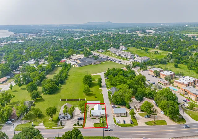 Photo 4 of Sale Pending at 105 S Hawthorne St, Granbury, TX 76048 | MLS# 21258085 | Listing updated on 2026-09-20